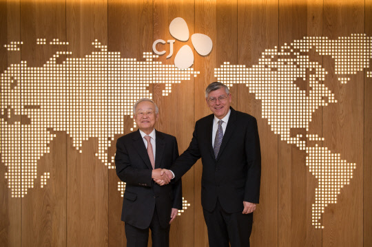 손경식 CJ그룹 회장(왼쪽)이 2일 서울 CJ제일제당센터에서 젤코 라이너 크로아티아 국회 부의장과 악수하고 있다.  <CJ그룹 제공>